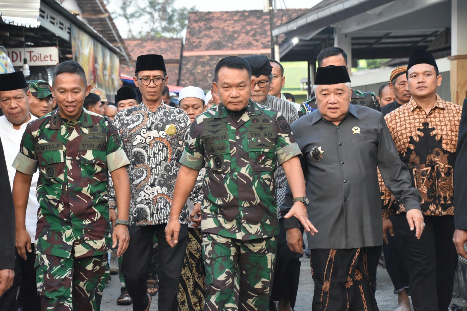 Kasad Jenderal TNI Dr. H. Dudung Abdurachman Ziarah ke Makam Raja Demak dan Makam Sunan Kalijaga